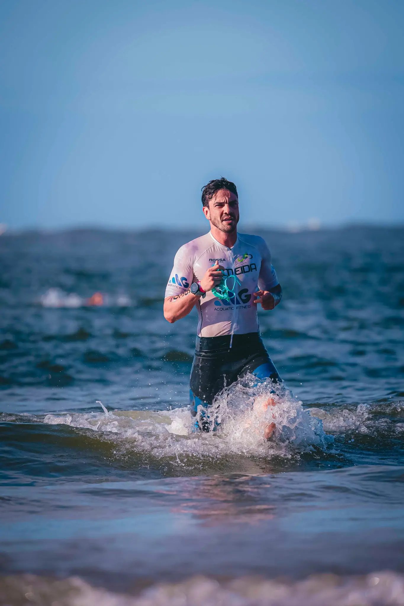 Prof. Ms. Jhony Almeida em ação na praia